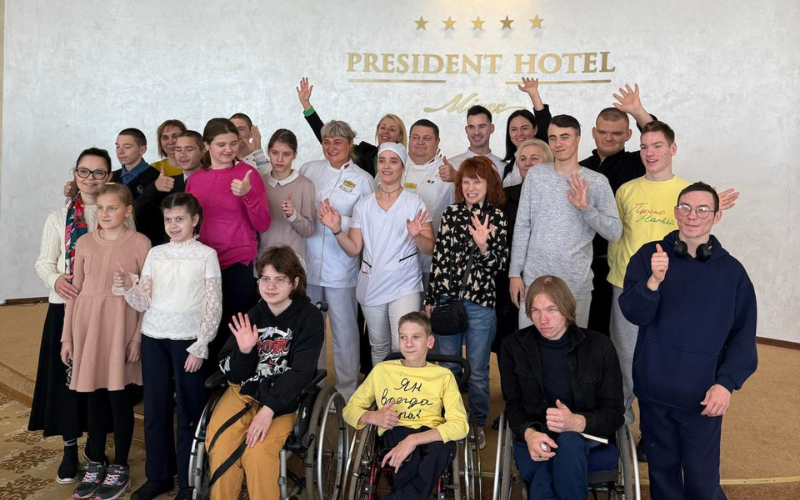 Вдохновляя на мечты: воспитанники интернатов и команда поваров Президент-Отеля готовили суши вместе