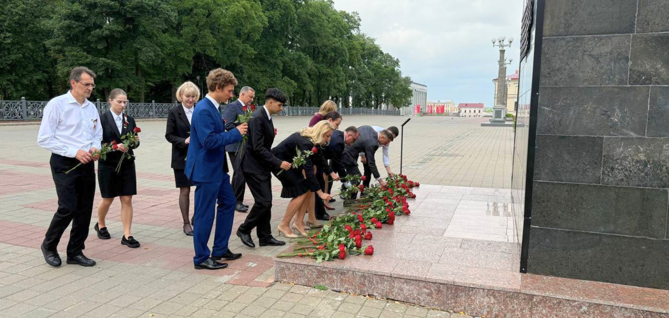 Коллектив «Президент-Отеля» почтил память героев Великой Отечественной войны: Фотография