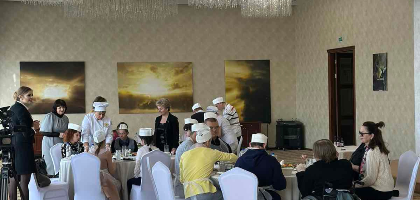 Вдохновляя на мечты: воспитанники интернатов и команда поваров Президент-Отеля готовили суши вместе: Фотография