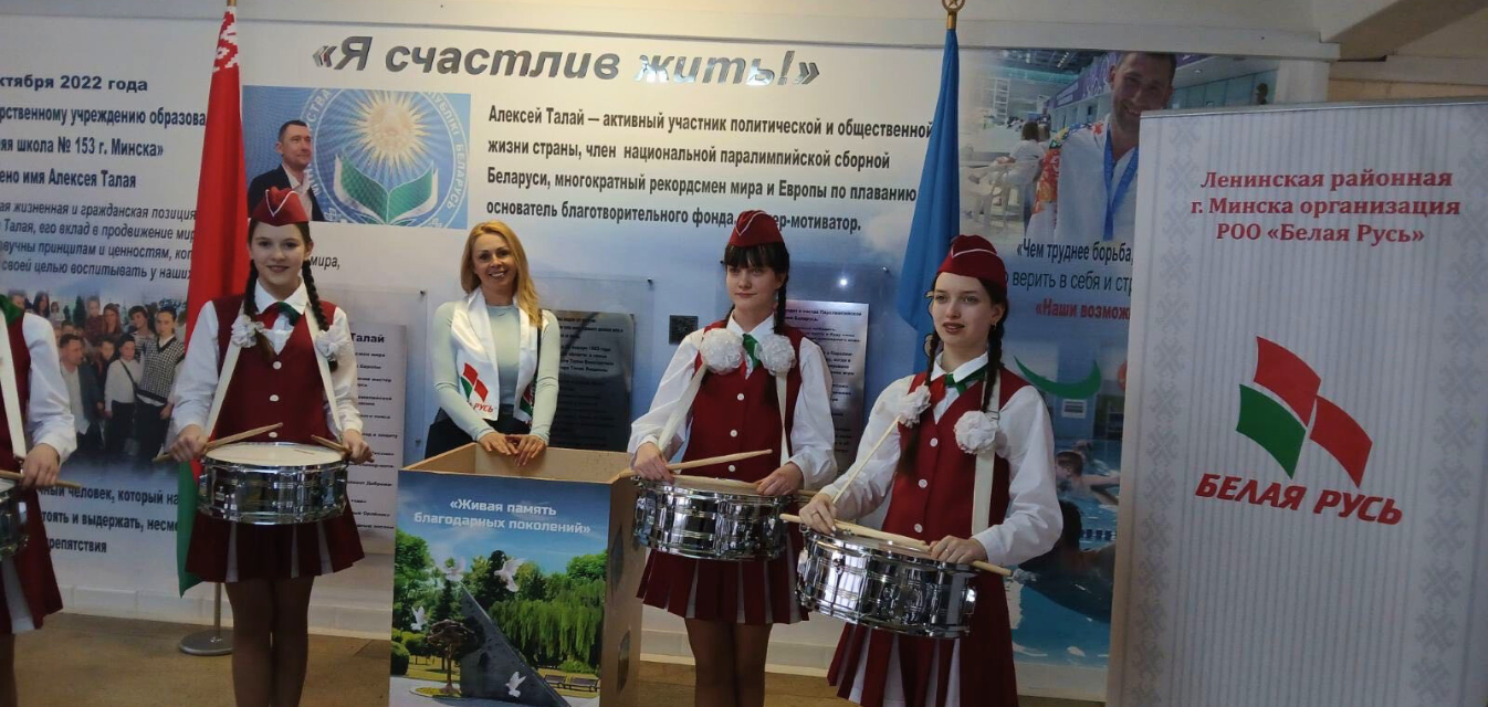 Церемония передачи монет в рамках акции, проводимой благотворительным фондом Алексея Талая: Фотография